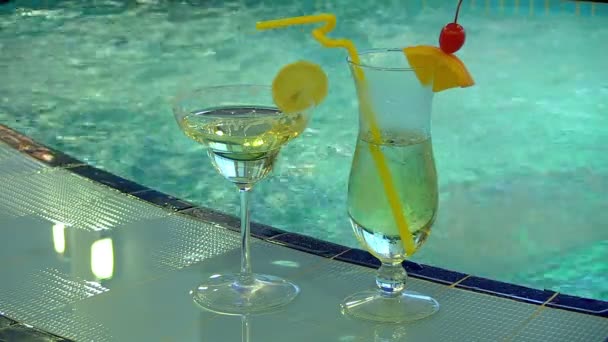 Cocktail near the swimming pool. — Stock Video