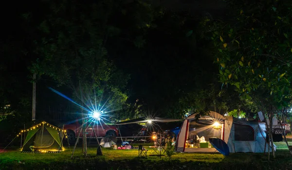 Camping Und Zelt Auf Grünem Gras Mit Lampe Naturpark Bei Stockfoto