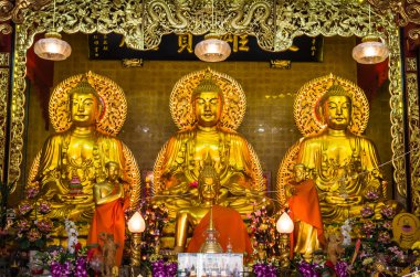 Üç Altın buddha heykeli