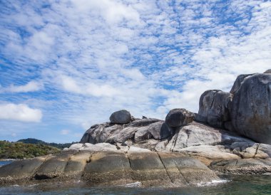 Taş ve mavi gökyüzü