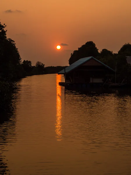 Günbatımı ile kulübe 