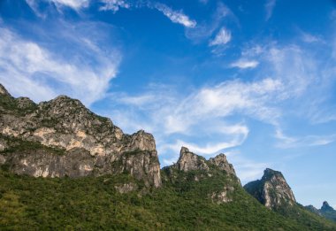 Mavi gökyüzü ile büyük dağ