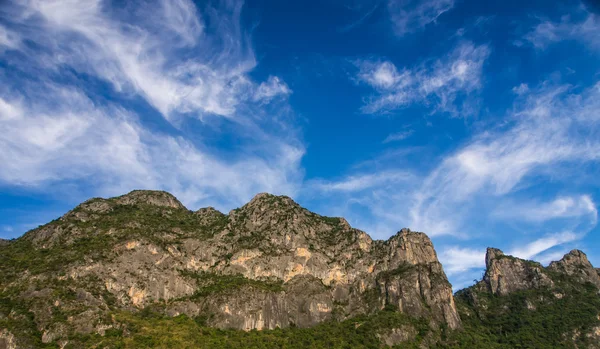 青い空と大きな山 — ストック写真