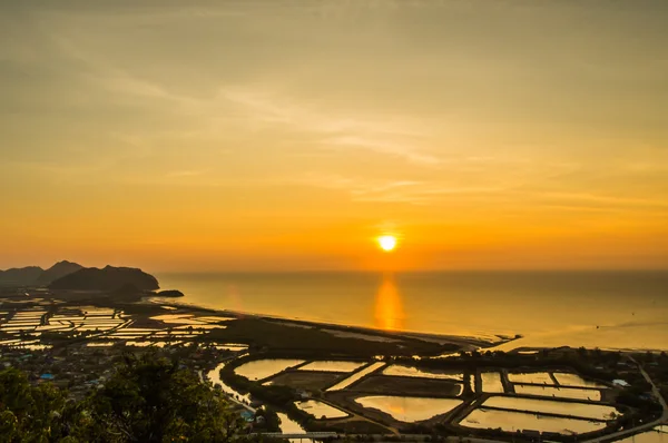 Deniz kenarındaki güzel renklerle gündoğumu