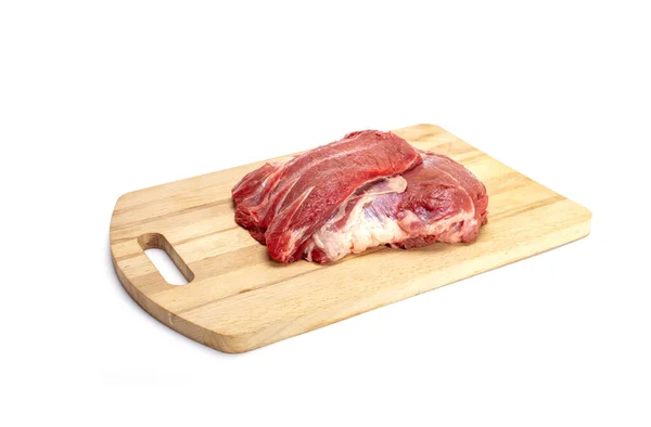 Frisches rohes Rindfleisch auf Holzbrett isoliert auf weiß — Stockfoto
