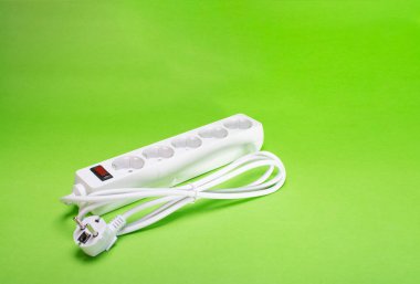 Birçok farklı DC USB çıkış portlarına sahip uzatma kablosu. Yeşil bir arka planda. Boşluğu kopyala