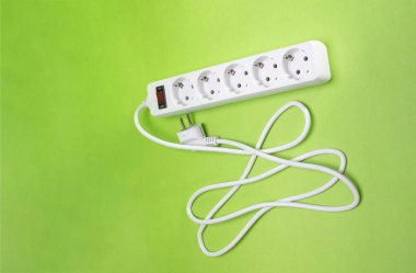 Birçok farklı DC USB çıkış portlarına sahip uzatma kablosu. Yeşil bir arka planda. Boşluğu kopyala