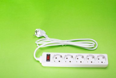 Birçok farklı DC USB çıkış portlarına sahip uzatma kablosu. Yeşil bir arka planda. Boşluğu kopyala