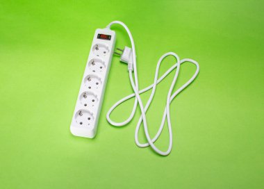 Birçok farklı DC USB çıkış portlarına sahip uzatma kablosu. Yeşil bir arka planda. Boşluğu kopyala