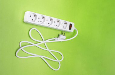 Birçok farklı DC USB çıkış portlarına sahip uzatma kablosu. Yeşil bir arka planda. Boşluğu kopyala