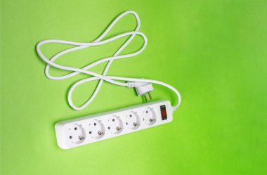 Birçok farklı DC USB çıkış portlarına sahip uzatma kablosu. Yeşil bir arka planda. Boşluğu kopyala