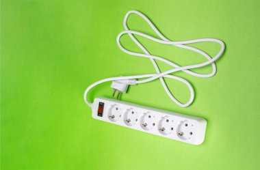 Birçok farklı DC USB çıkış portlarına sahip uzatma kablosu. Yeşil bir arka planda. Boşluğu kopyala