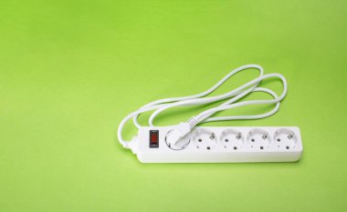 Birçok farklı DC USB çıkış portlarına sahip uzatma kablosu. Yeşil bir arka planda. Boşluğu kopyala