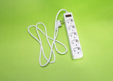 Birçok farklı DC USB çıkış portlarına sahip uzatma kablosu. Yeşil bir arka planda. Boşluğu kopyala