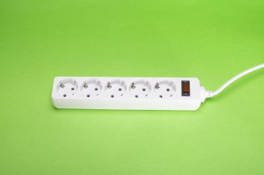 Birçok farklı DC USB çıkış portlarına sahip uzatma kablosu. Yeşil bir arka planda. Boşluğu kopyala