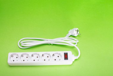 Birçok farklı DC USB çıkış portlarına sahip uzatma kablosu. Yeşil bir arka planda. Boşluğu kopyala