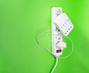 Birçok farklı DC USB çıkış portlarına sahip uzatma kablosu. Yeşil bir arka planda. Boşluğu kopyala