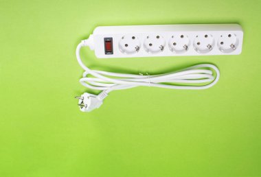 Birçok farklı DC USB çıkış portlarına sahip uzatma kablosu. Yeşil bir arka planda. Boşluğu kopyala