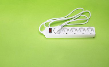 Birçok farklı DC USB çıkış portlarına sahip uzatma kablosu. Yeşil bir arka planda. Boşluğu kopyala