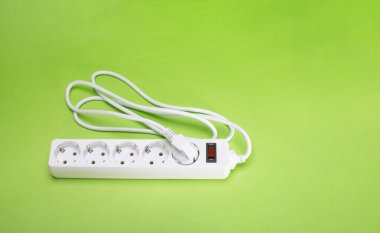 Birçok farklı DC USB çıkış portlarına sahip uzatma kablosu. Yeşil bir arka planda. Boşluğu kopyala