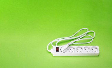 Birçok farklı DC USB çıkış portlarına sahip uzatma kablosu. Yeşil bir arka planda. Boşluğu kopyala