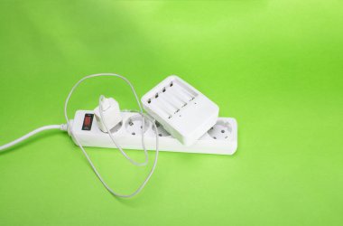 Birçok farklı DC USB çıkış portlarına sahip uzatma kablosu. Yeşil bir arka planda. Boşluğu kopyala