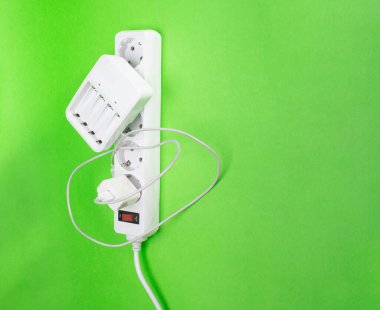 Birçok farklı DC USB çıkış portlarına sahip uzatma kablosu. Yeşil bir arka planda. Boşluğu kopyala