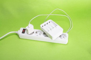 Birçok farklı DC USB çıkış portlarına sahip uzatma kablosu. Yeşil bir arka planda. Boşluğu kopyala
