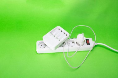 Birçok farklı DC USB çıkış portlarına sahip uzatma kablosu. Yeşil bir arka planda. Boşluğu kopyala