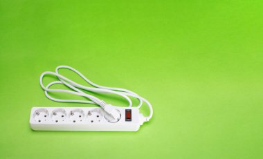 Birçok farklı DC USB çıkış portlarına sahip uzatma kablosu. Yeşil bir arka planda. Boşluğu kopyala