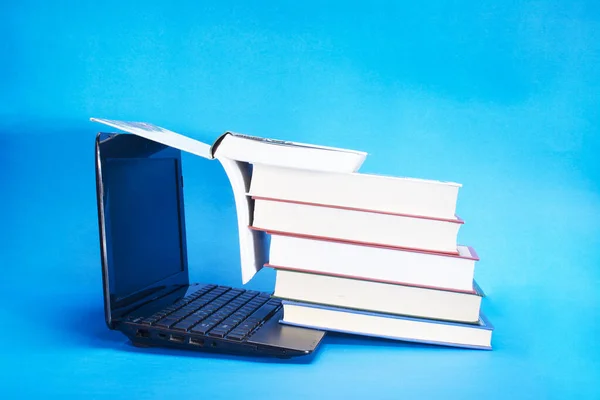 Laptop Pilha Livros Sobre Fundo Amarelo — Fotografia de Stock