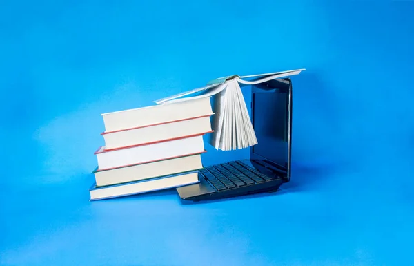 Dizüstü Bilgisayar Farklı Boyutlarda Kitaplar — Stok fotoğraf