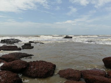 Goa 'daki Anjuna plajında kayalar ve dalgalar