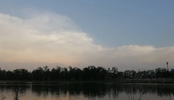 Sanjay Lake Sunset Bright White Clouds Reflection Trees Lights Delhi — Stock Photo, Image