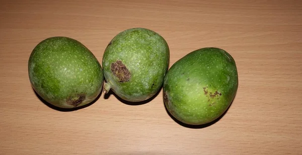 Mangos Verdes Agrios Crudos Que Contienen Betacaroteno Una Tapa Madera — Foto de Stock