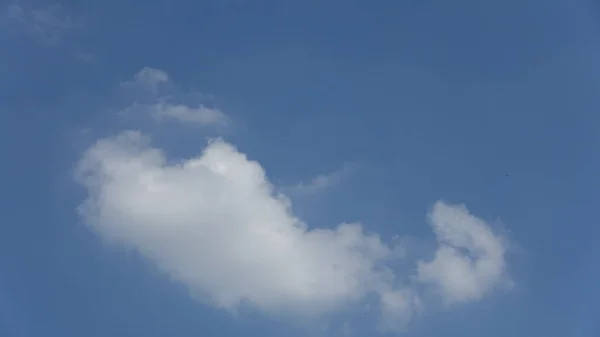 Bulutlar Dua Eden Bir Bebek Şeklinde Berrak Mavi Gökyüzüne Karşı — Stok fotoğraf