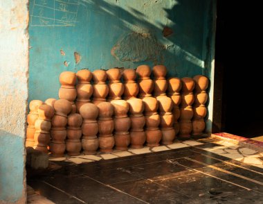 Sırılsıklam olmak için güneş ışığı altında saksılar