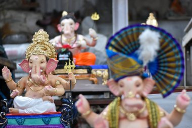 Bir sürü Ganpati heykeltraşı var. 