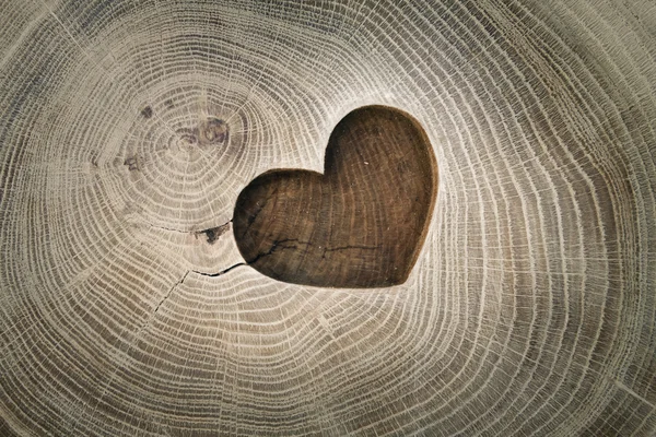 Escultura em madeira, símbolo do amor, o coração. Fundo para o seu des — Fotografia de Stock