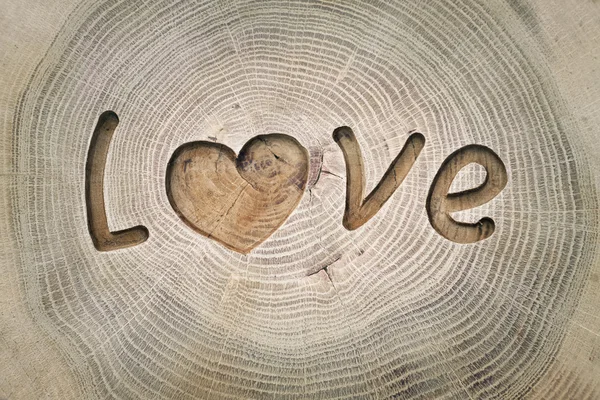 Gravure sur bois. Inscription Love. symbole de coeur. Contexte de votre — Photo