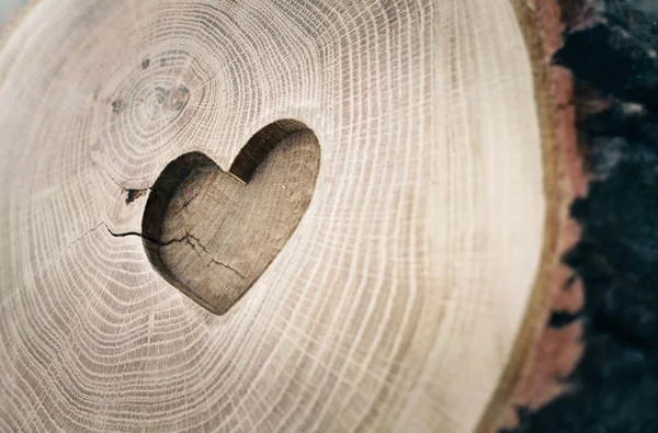 Escultura em madeira, símbolo do amor, o coração. Fundo para o seu des — Fotografia de Stock