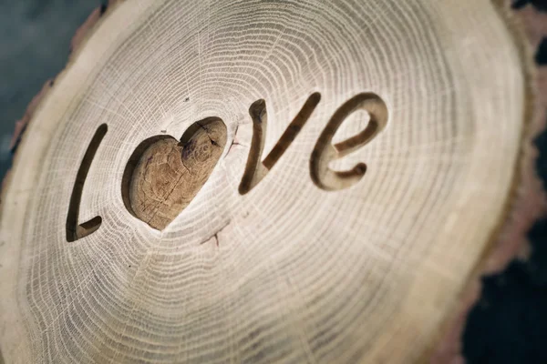 Träsnideri. Inskriften kärlek. Hjärtmärket. Bakgrund för din — Stockfoto