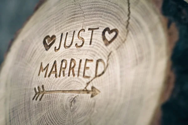 Резьба по дереву. Новобрачные, только что поженились, надпись на свадьбе — стоковое фото