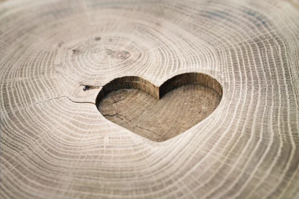 Escultura em madeira, símbolo do amor, o coração. Fundo para o seu des — Fotografia de Stock