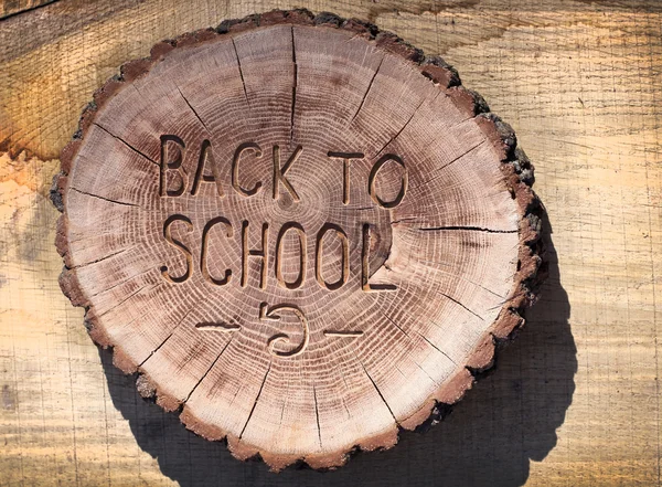 Zurück in die Schule, willkommen. Holzschnitzerei für Ihr Design — Stockfoto