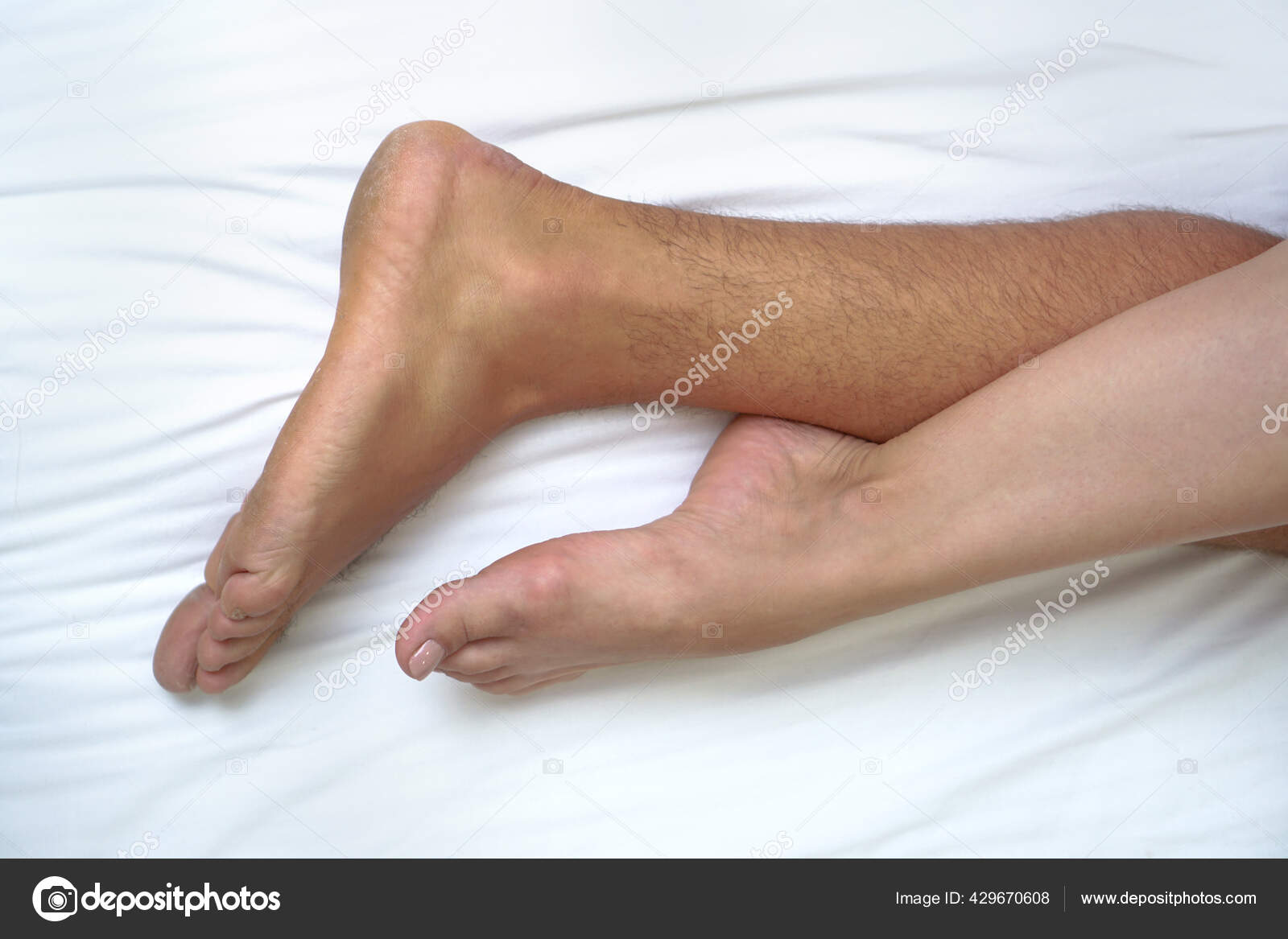 Qizning kokragini opayotgan erkak (erotik fotosuratlar) Qizning kokragini opayotgan erkak (erotik fotosuratlar)