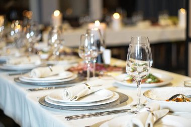 Restoranda yeni yıl masasını güzelce servis ettin. Noel gecesi bir kafede ya da evde. Tasarım için stok fotoğrafı