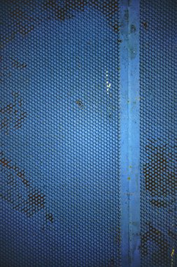 Çatlak boyalı eski bir duvar. Tasarım için arka plan. Üzerinde grunge çizikleri olan mavi resim