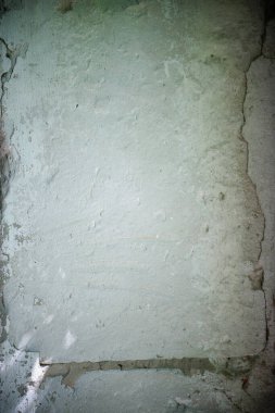 Çatlak boyalı eski bir duvar. Tasarım için arka plan. Beyaz resim ve grunge çizikleri