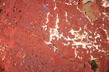 Çatlak boyalı eski bir duvar. Tasarım için arka plan. Beyaz resim ve grunge çizikleri